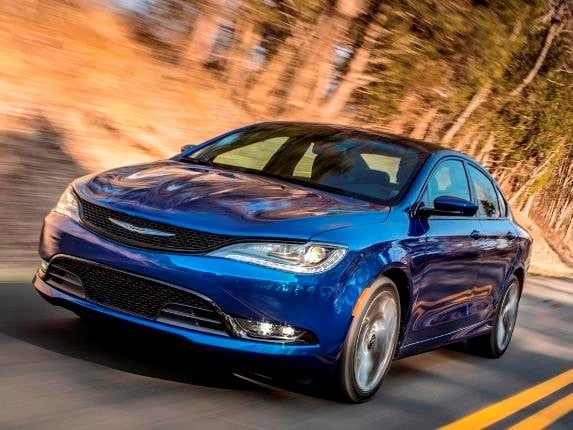 2015-chrysler-200s-front-action1-573-600-001