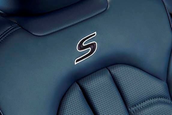2015-chrysler-300s-blue-interior-front-logo-detail-600-001