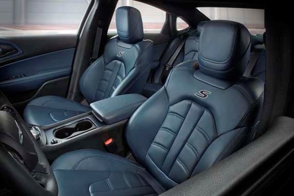 2015-chrysler-300s-blue-interior-front1-600-001