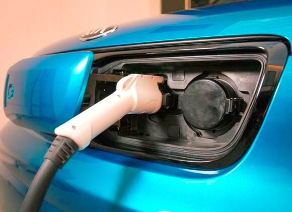 2015-kia-soul-ev-charger-port-detail-600-001