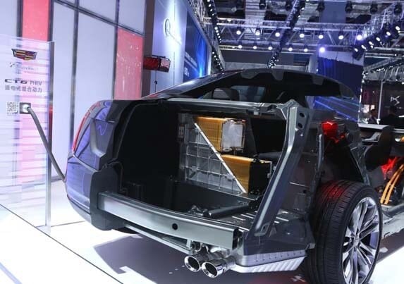 2016-cadillac-ct6-phev-cutaway-rear-battery-china-600-001