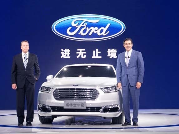 2016-ford-taurus-head-on-static-with-execs-lead2-600-001