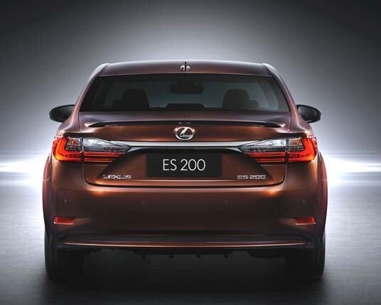 2016-lexus-es-200-tail-on-static-shanghai-600-001