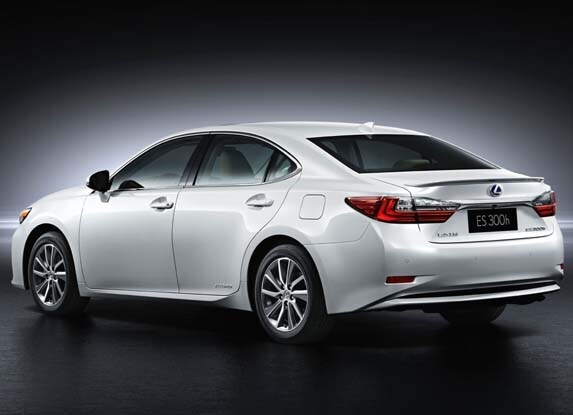 2016-lexus-es-300h-rear-static1-shanghai-600-001