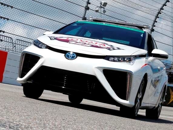 2016-toyota-mirai-pace-car-front-static2-600-001