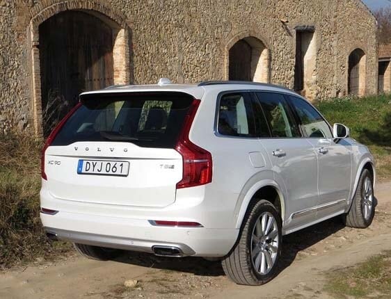 2016-volvo-xc90-t8-rear-static5-600-001