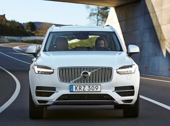 2016-volvo-xc90-t8-twin-engine-head-on-action1-600-001