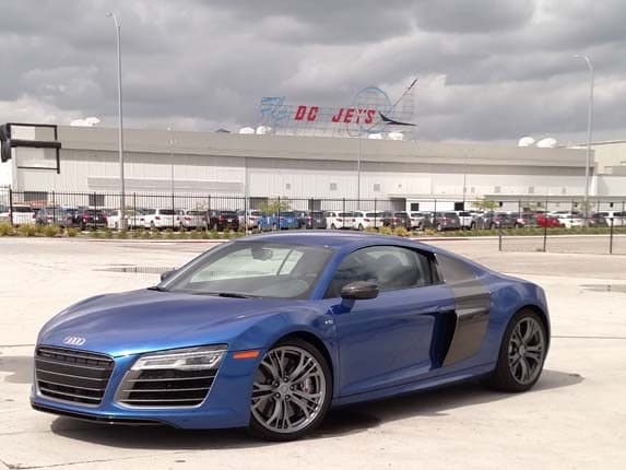 2015-audi-r8-v10-11-600-001