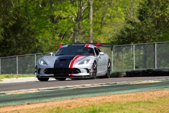 2016-dodge-viper-acr-unveiled-7-600-001