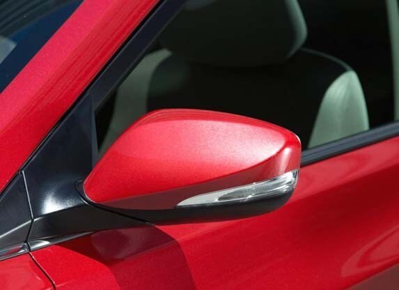 2016-hyundai-elantra-value-edition-sedan-side-mirror-direectional-detail1-600-001