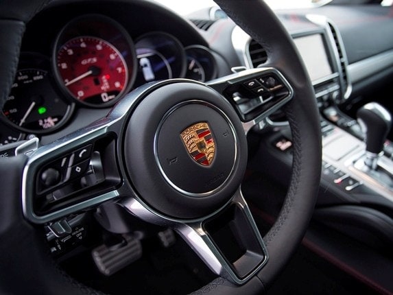 2016-porsche-cayenne-gts-interior-573-600-001