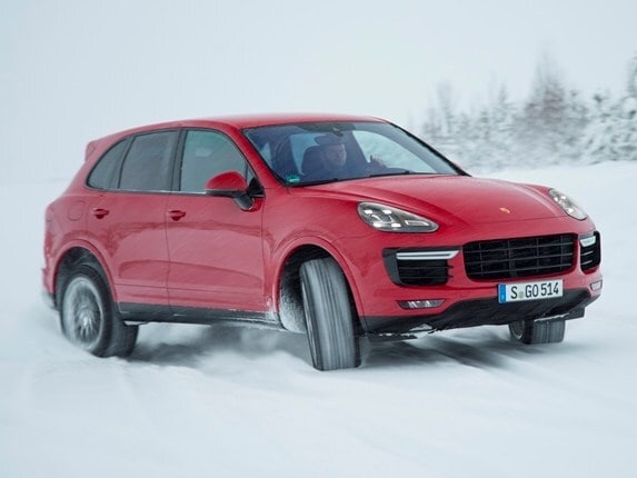 2016-porsche-cayenne-turbo-s-red-front-action-573-600-001