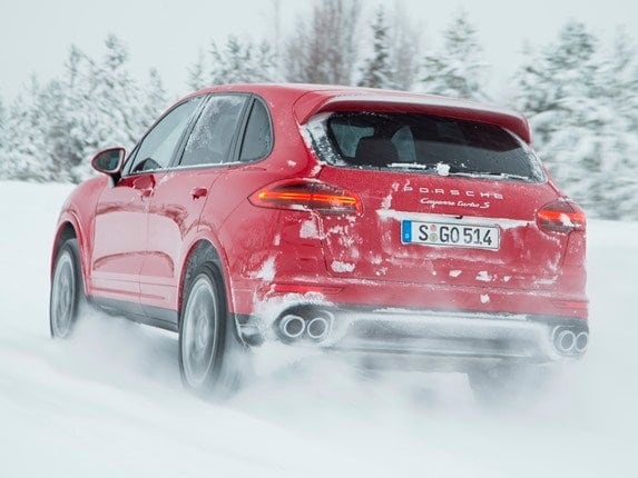 2016-porsche-cayenne-turbo-s-red-rear-573-600-001