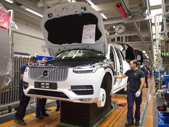 2016-volvo-xc90-on-the-line-torslanda-assembly-line1-lead-alt2-600-001