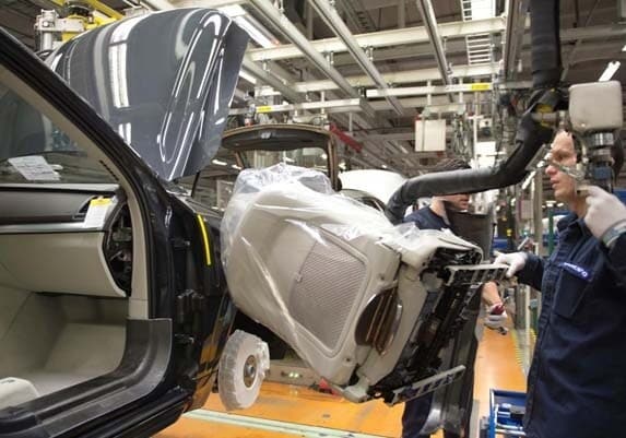 2016-volvo-xc90-seat-in-torslanda-assembly-line1-lead-600-001