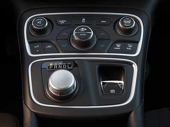 midsize-sedan-comparison-test-2015-chrysler-200-07-600-001