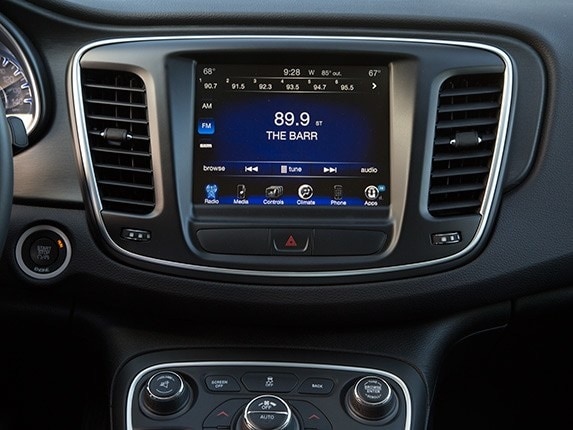 midsize-sedan-comparison-test-2015-chrysler-200-08-600-001