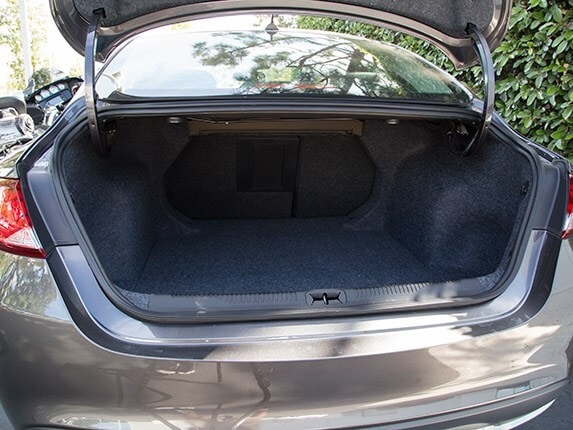 midsize-sedan-comparison-test-2015-chrysler-200-15-600-001