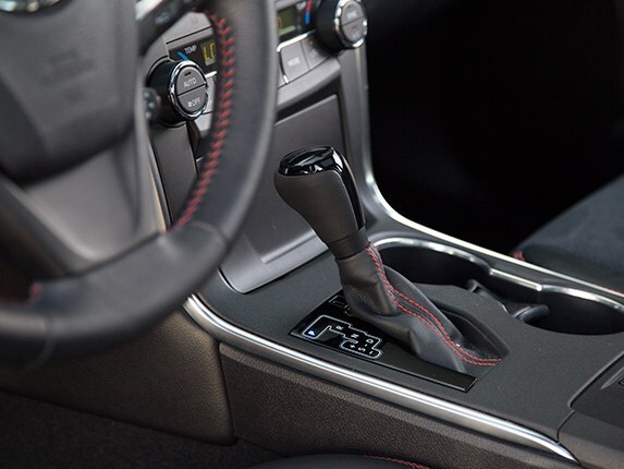 midsize-sedan-comparison-test-2015-toyota-camry-01-600-001