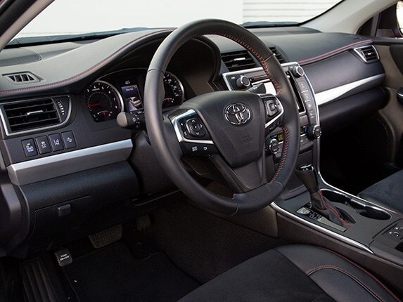 midsize-sedan-comparison-test-2015-toyota-camry-02-600-001