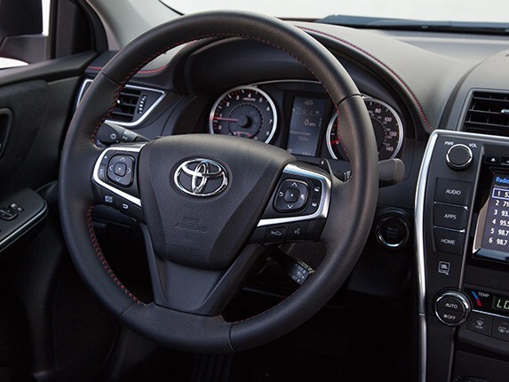 midsize-sedan-comparison-test-2015-toyota-camry-09-600-001