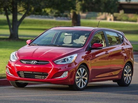 2015-hyundai-accent-hatch-front-action1-600-001