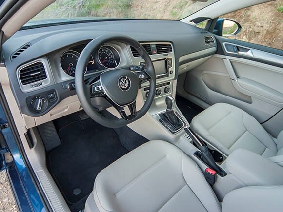 2015-volkswagen-golf-tsi-interior-01-600-001