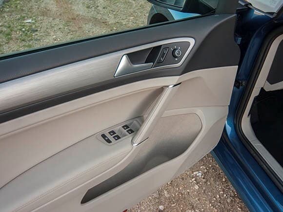 2015-volkswagen-golf-tsi-interior-02-600-001