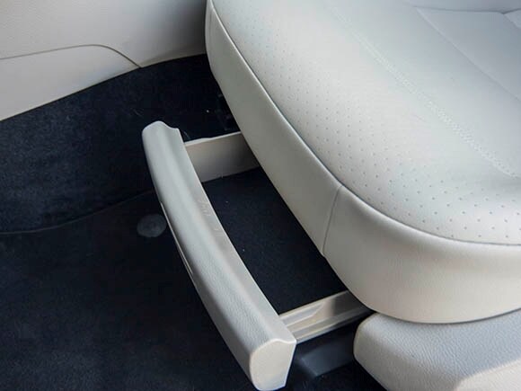 2015-volkswagen-golf-tsi-interior-03-600-001