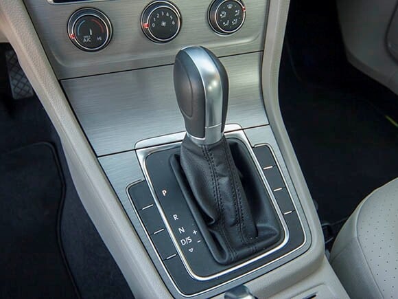 2015-volkswagen-golf-tsi-interior-04-600-001