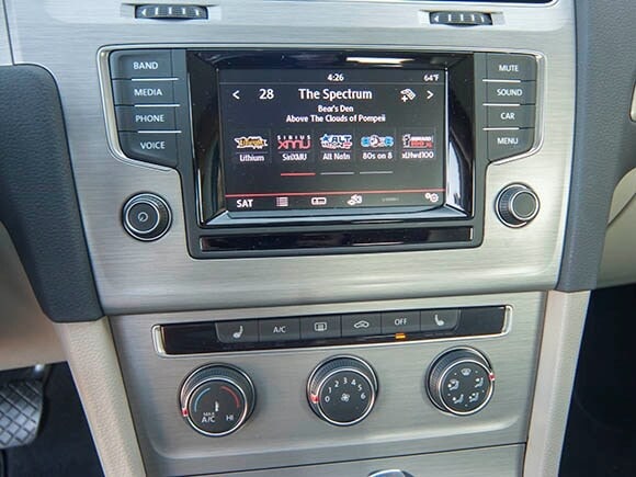 2015-volkswagen-golf-tsi-interior-05-600-001