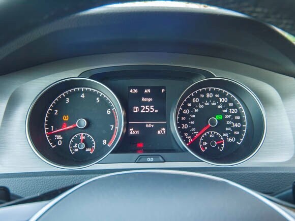 2015-volkswagen-golf-tsi-interior-06-600-001