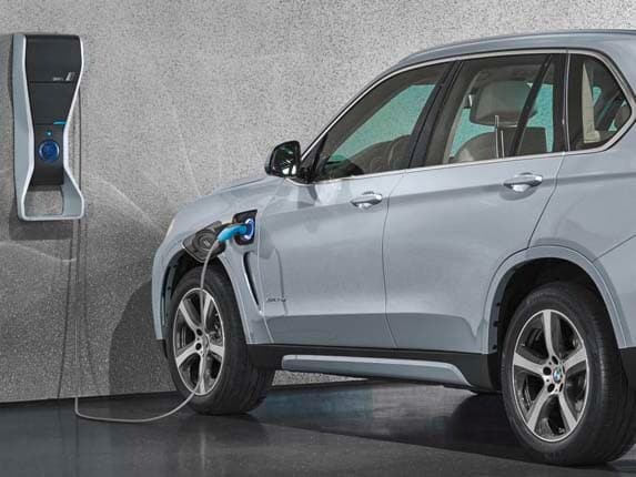 2016-bmw-x5-xdrive40e-plug-in-charging1-600-001