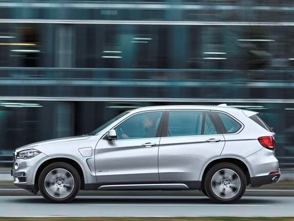 2016-bmw-x5-xdrive40e-plug-in-pan-action1-600-001