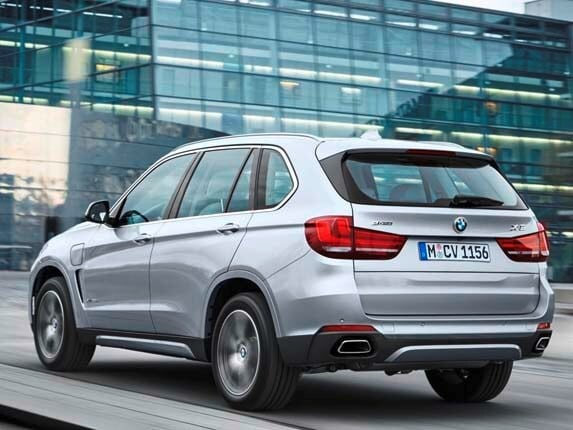 2016-bmw-x5-xdrive40e-plug-in-rear-action1-600-001
