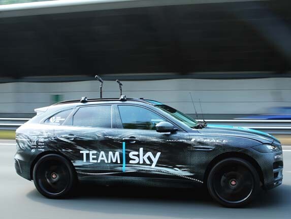 2016-jaguar-f-pace-prototype-teaser-pan-action1-600-001