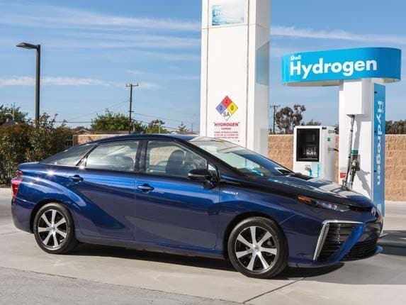2016-toyota-mirai-static-profile-at-pump2-600-001