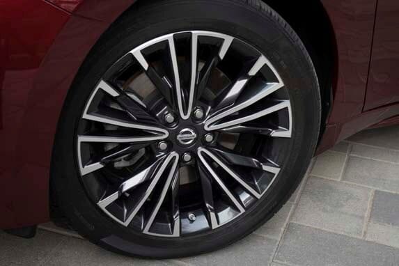 2016_nissan_maxima_15-600-001