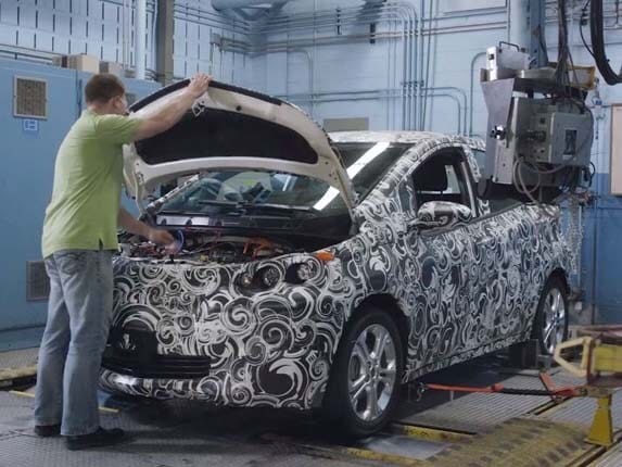 chevrolet-bolt-ev-prototype-testing-static-in-test-bay1-600-001