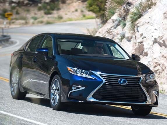 2016-lexus-es-300h-engine-detail1-600-001