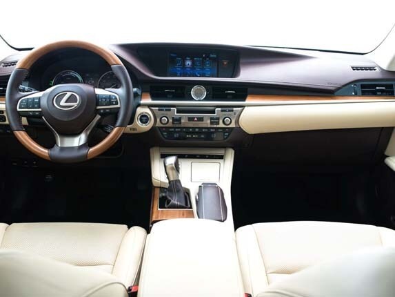 2016-lexus-es-300h-front-action1-600-001