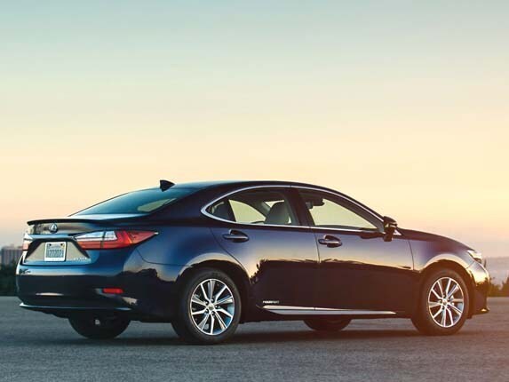 2016-lexus-es-300h-rear-action1-600-001