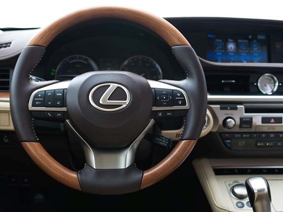 2016-lexus-es-300h-rear-side-static1-600-001