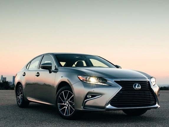 2016-lexus-es-350-front-seat-detail1-600-001