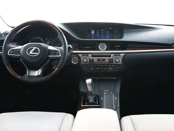 2016-lexus-es-350-rear-seat-detail1-600-001