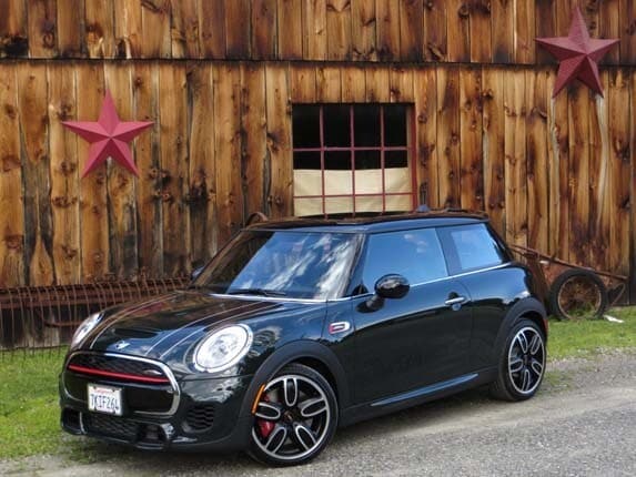 2016-mini-jcw-hardtop-green-front-static3-alt-lead-600-001