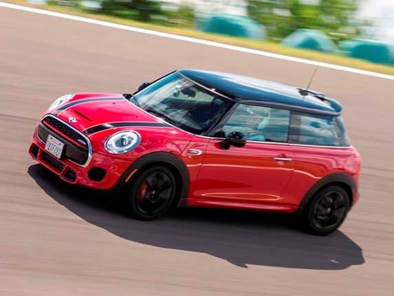 2016-mini-jcw-hardtop-on-track-action2-600-001