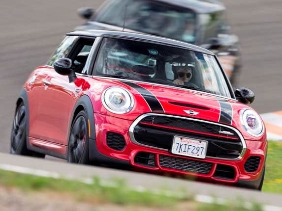 2016-mini-jcw-hardtop-on-track-action3-600-001