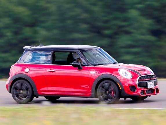 2016-mini-jcw-hardtop-on-track-action4-600-001