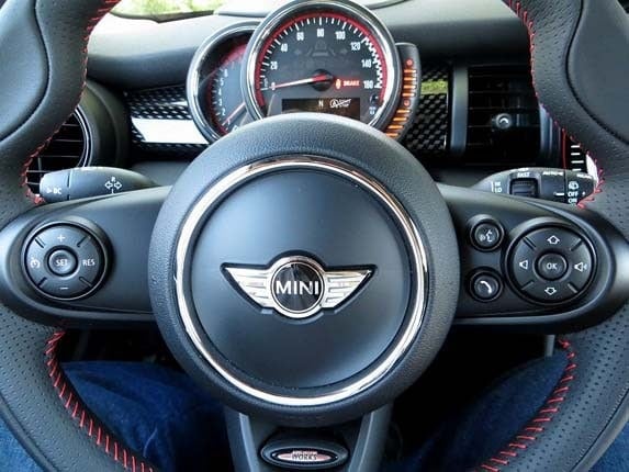 2016-mini-jcw-hardtop-red-gauges-steering-wheel-detail1-600-001